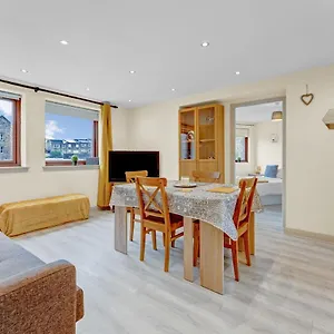 Apartment Modern & Spacious 3 Bedroom In Heart Of - Private Car Park On Site & Stunning Views Of Arthur Seat - Sleeps 10, Edinburgh